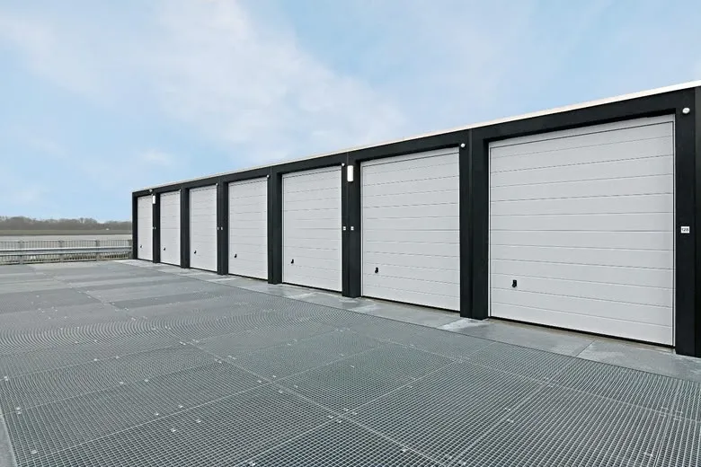 Zeer nette garagebox in Maassluis van ca. 19 m² met royale hoogte van ca. 3,5 meter.
