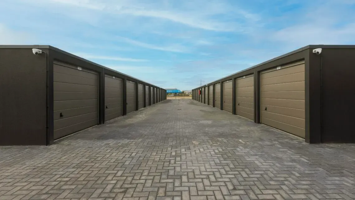 TE HUUR: Garagebox Venray