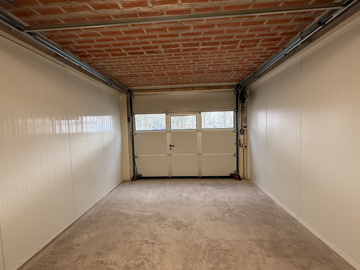 Te huur , droge goed geïsoleerde garage box . Op loopafstand centrum Weert 