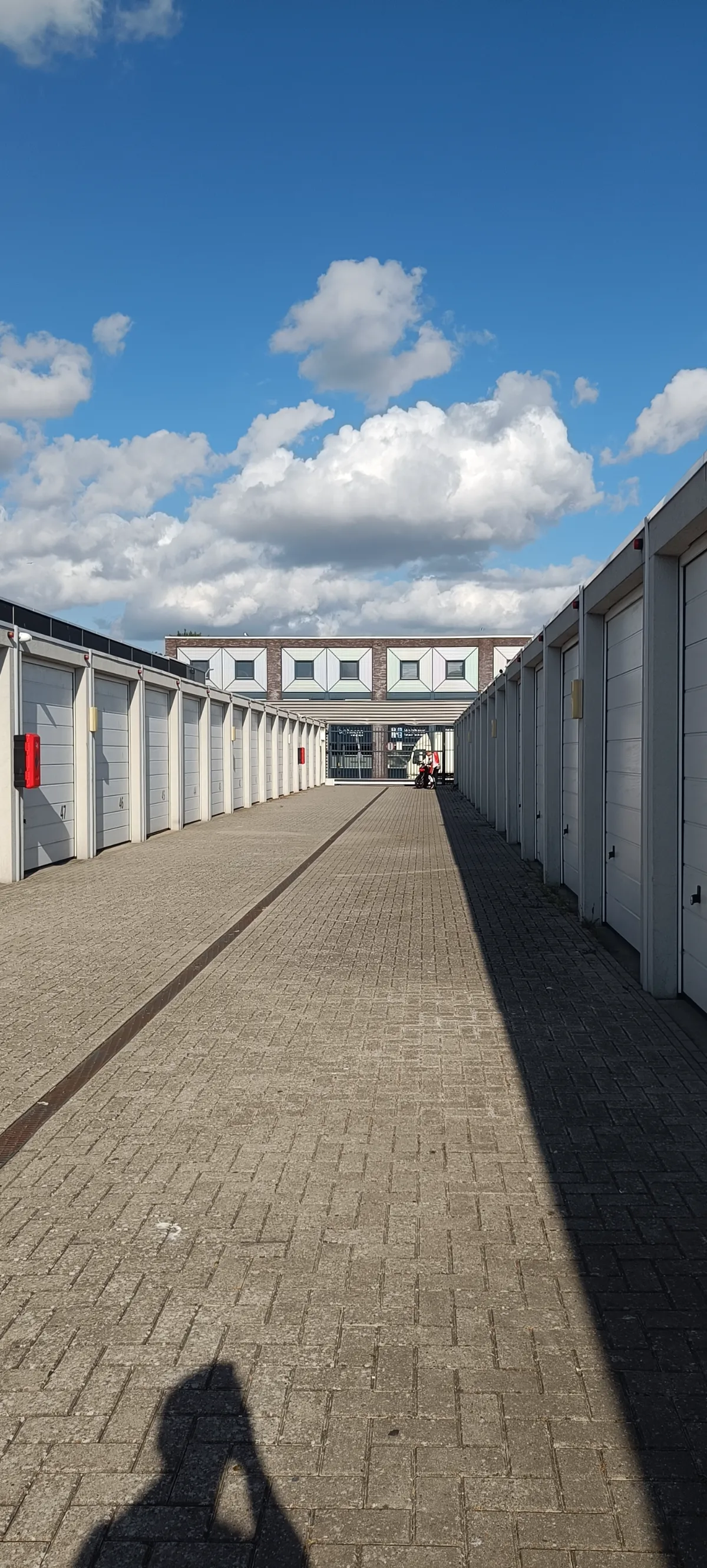 Per direct nette multifunctionele garagebox te huur aan de Tappersweg 53 in Haarlem (Waarderpolder)
