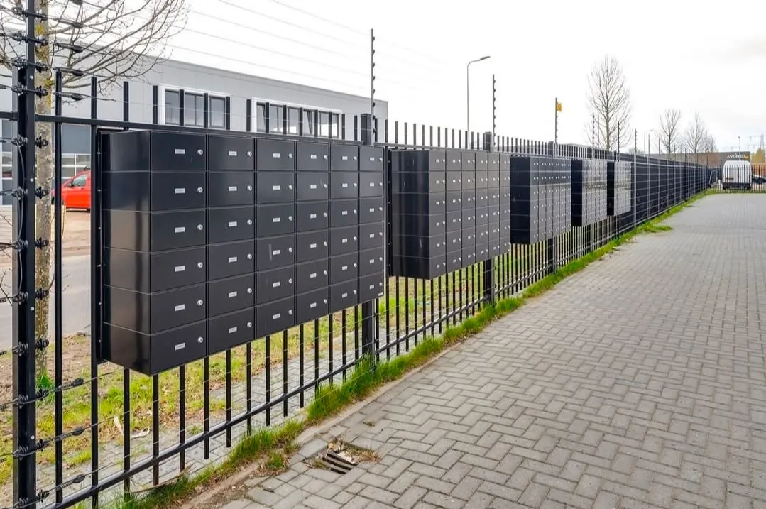 TE HUUR AANGEBODEN – 18m2 GARAGEBOX  met eigen brievenbus IN GARAGEPARK HEINENOORD