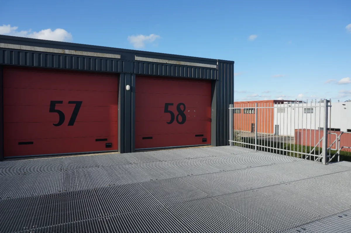 Te huur: zeer ruime garagebox bereikbaar via autolift